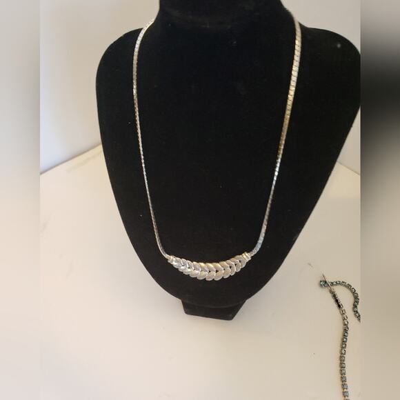 Bundle of choker necklaces two jeweled necklaces one red one pink one serpentine - Picture 4 of 5